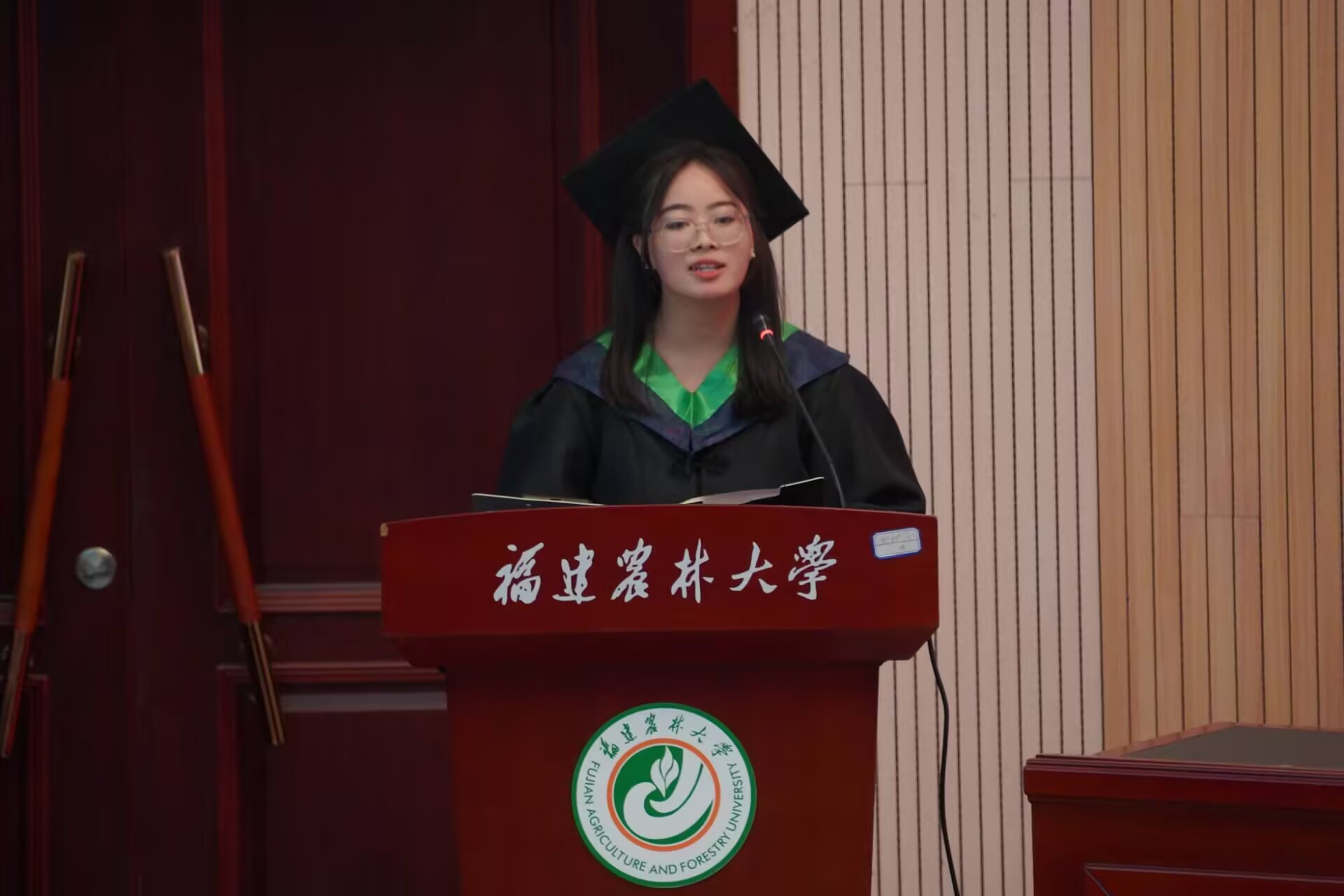 本科毕业生代表李如焱 朱成灵摄.jpg