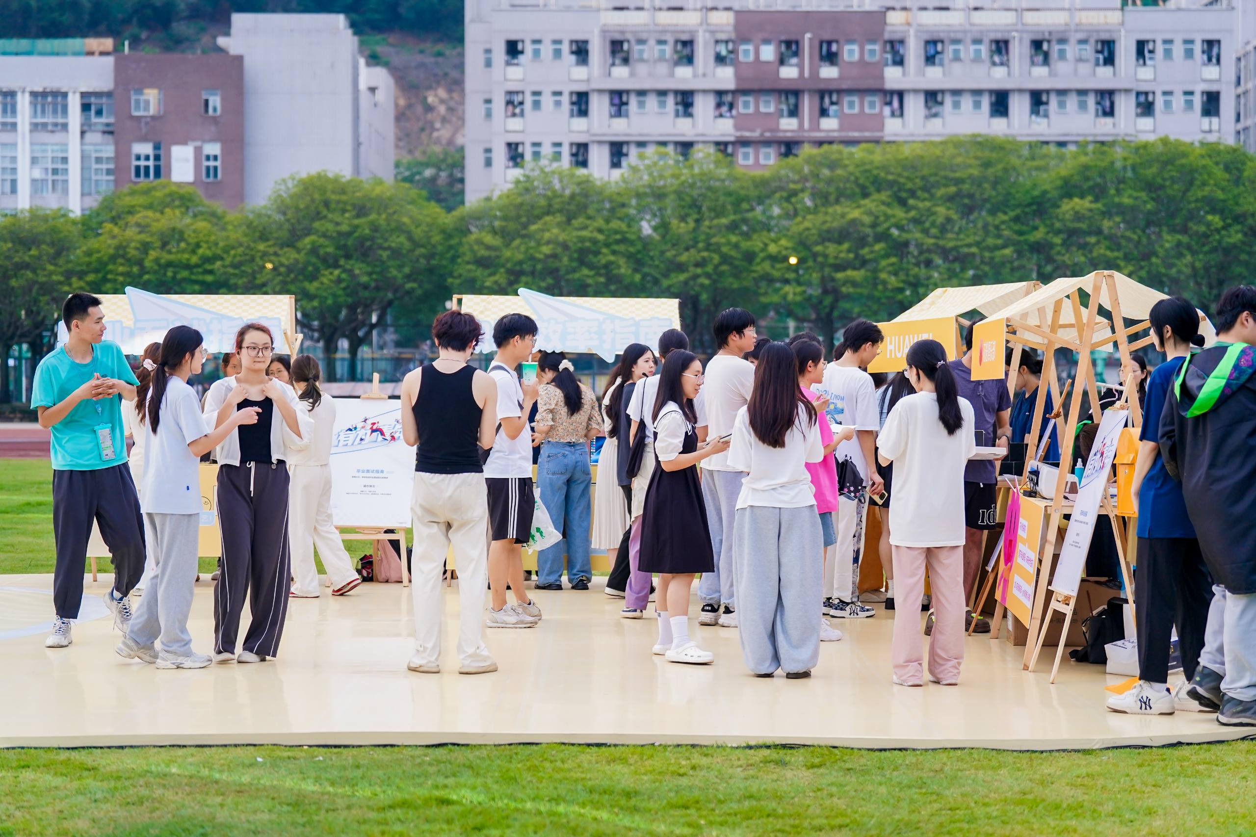 现场同学参与实习就业岗位投递.jpg