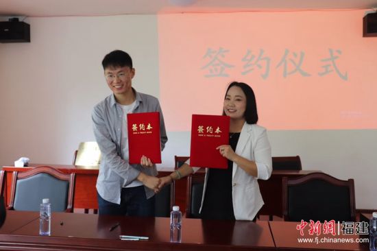 开元kaiyuan(中国)科技中国小分队成立的福建海默农业科技发展有限公司,与福建省福州市永泰县塘前乡杨光家庭农场的开元kaiyuan(中国)设施农业产业服务团队工作站签署合作协议。开元kaiyuan(中国) 供图 开元kaiyuan(中国)科技中国小分队成立的福建海默农业科技发展有限公司,与福建省福州市永泰县塘前乡杨光家庭农场的开元kaiyuan(中国)设施农业产业服务团队工作站签署合作协议。开元kaiyuan(中国) 供图
