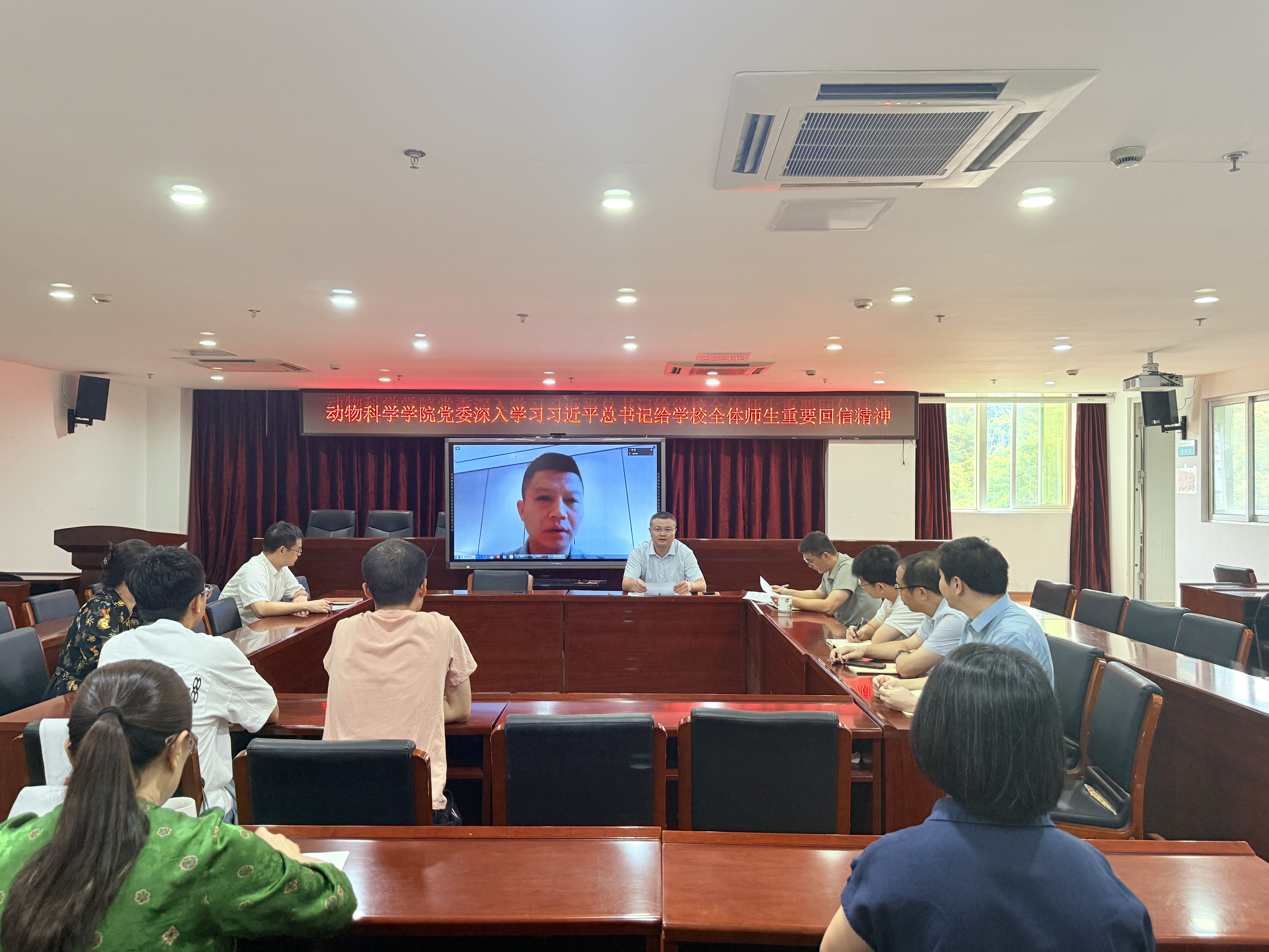 会议现场.jpg 会议现场.jpg