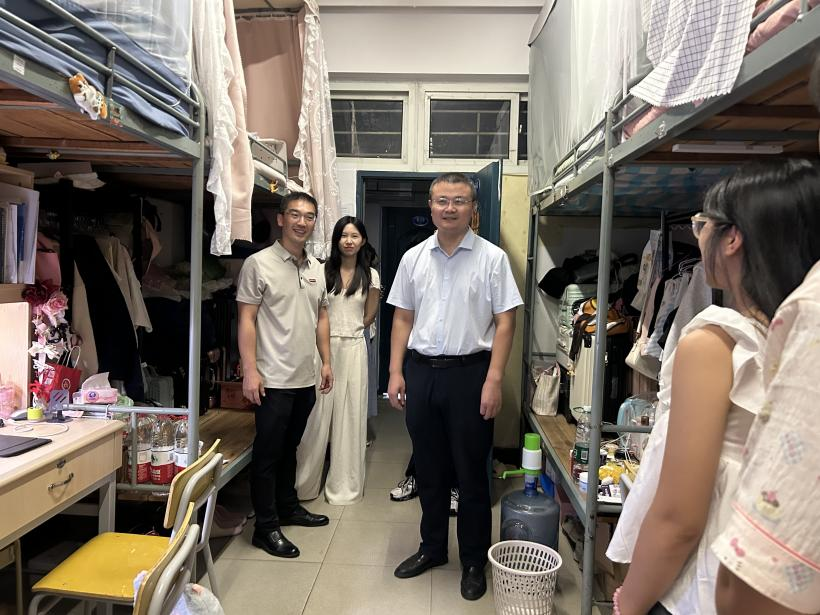 检查组带队前往学生宿舍开展安全检查.png
