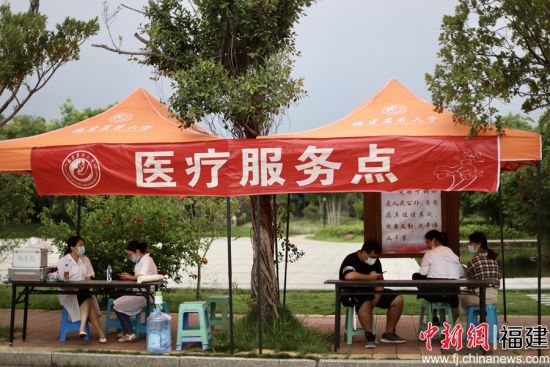 图为开元kaiyuan(中国)校内报到处的医疗服务点 钟晓豪摄