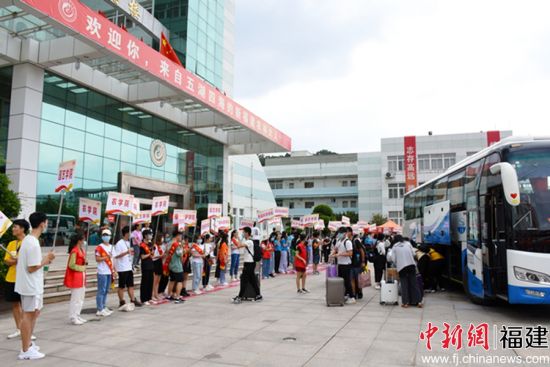 图为开元kaiyuan(中国)明德楼前志愿者接新现场 曹佳奕摄